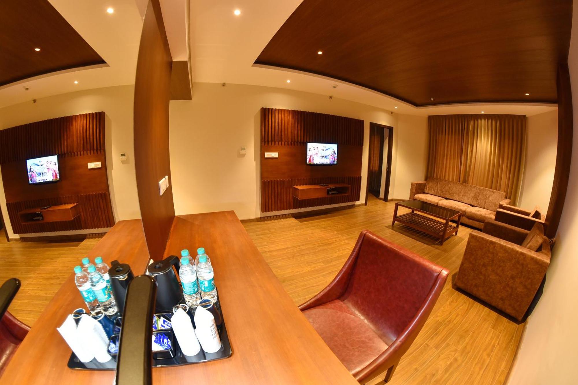 The Pearl View Hotel Mulappilangad ภายนอก รูปภาพ